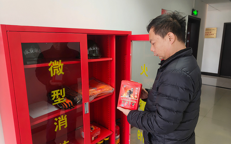 安全员检查消防器材
