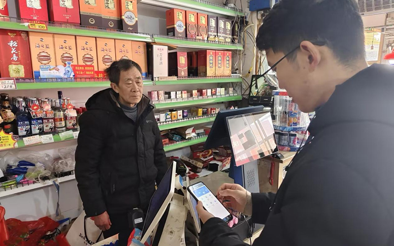 市管员正在“掌上金叶”上使用三线协同功能