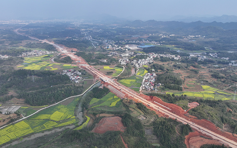 正在建设中的通山大道。唐成摄