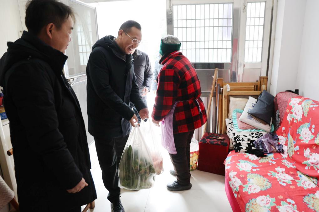 为共建社区高龄老人送去蔬菜。