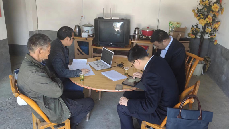 将服务窗口搬到烟农“家门口”。