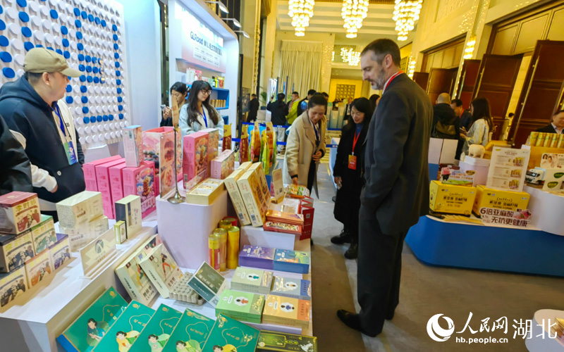 活動現場向全球客商展示湖北特色產品。