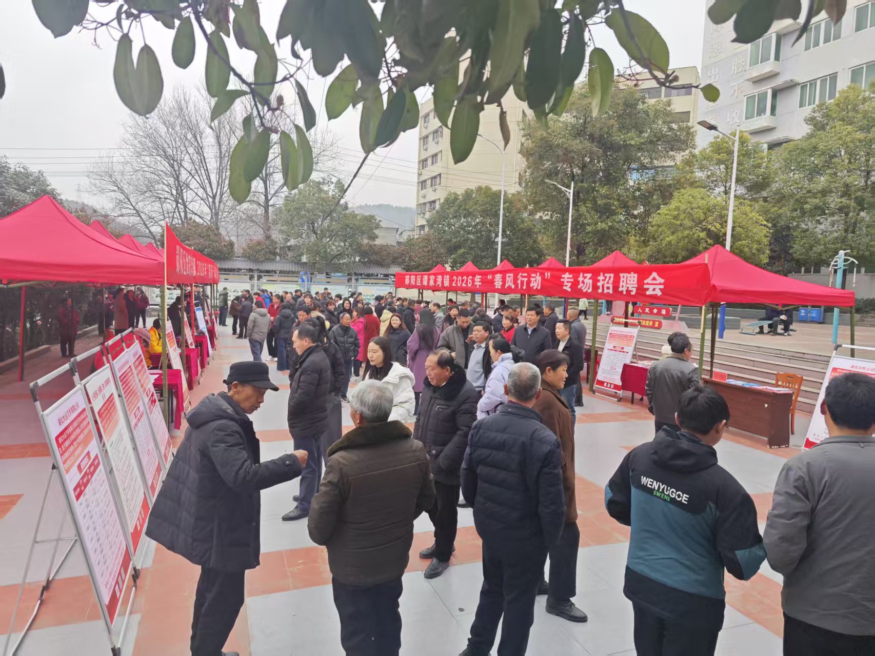 “春风行动”专场招聘会活动现场。江远清摄