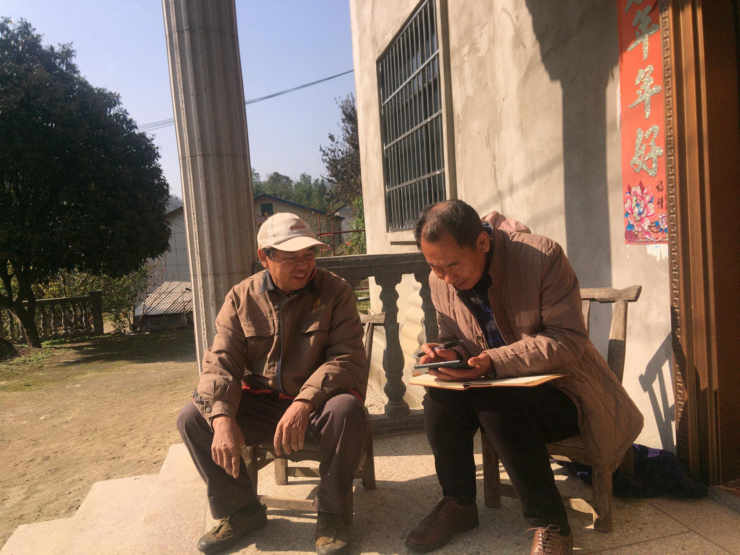 驻村工作队逐户走访建立“一户一档”就业台账。江远清摄