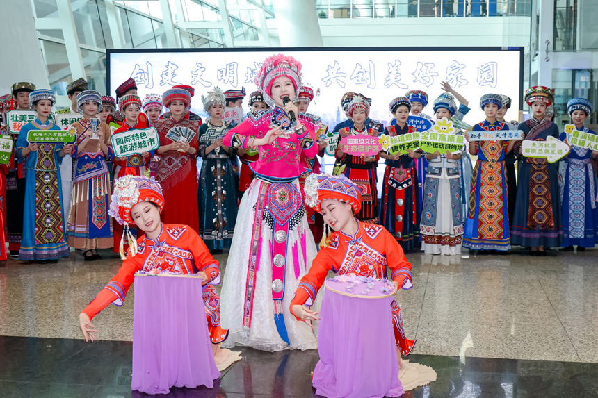 活动现场特色民歌演出。