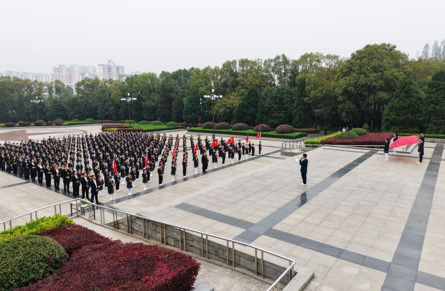 講解員在烈士紀念碑前為師生講述紅安革命歷史。人民網記者 張雋攝