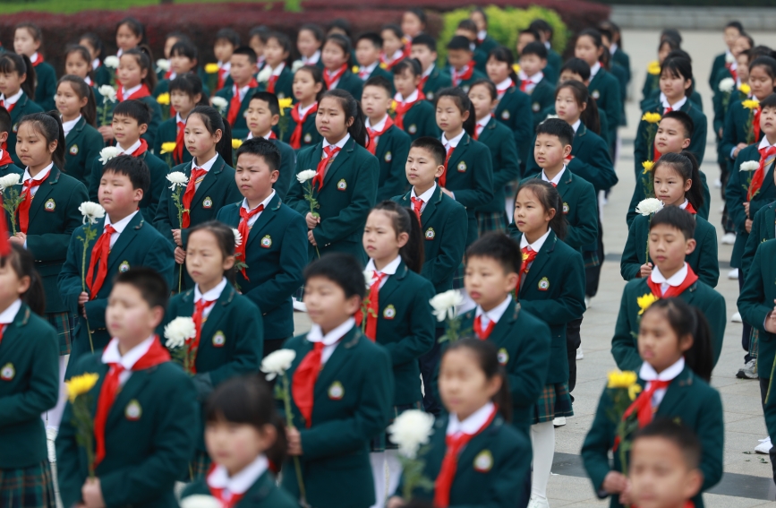 少先隊員在烈士紀念碑前默哀。人民網記者 郭婷婷攝