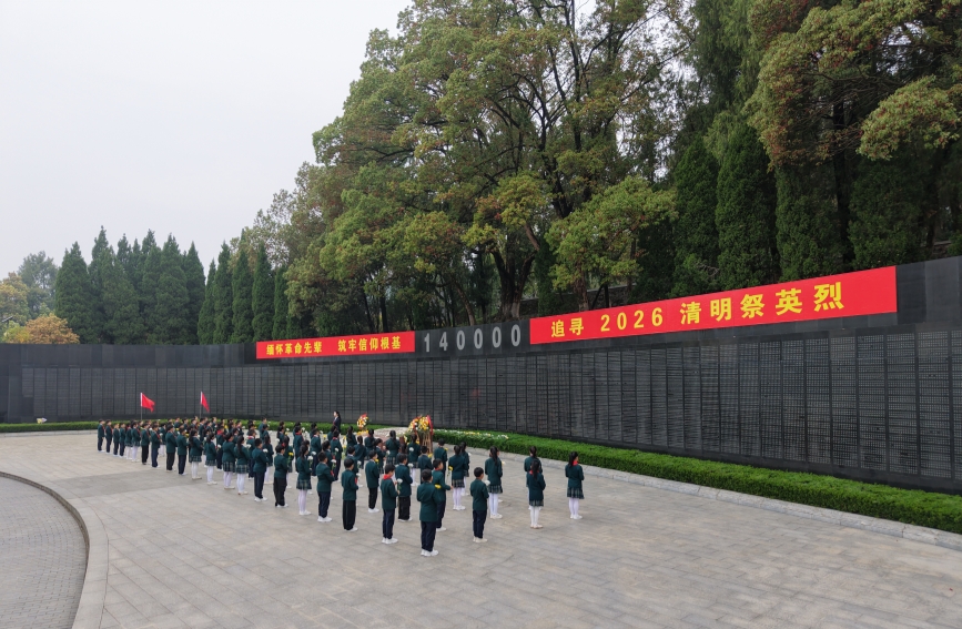 少先隊員在烈士紀念牆前獻花。張勝紅攝