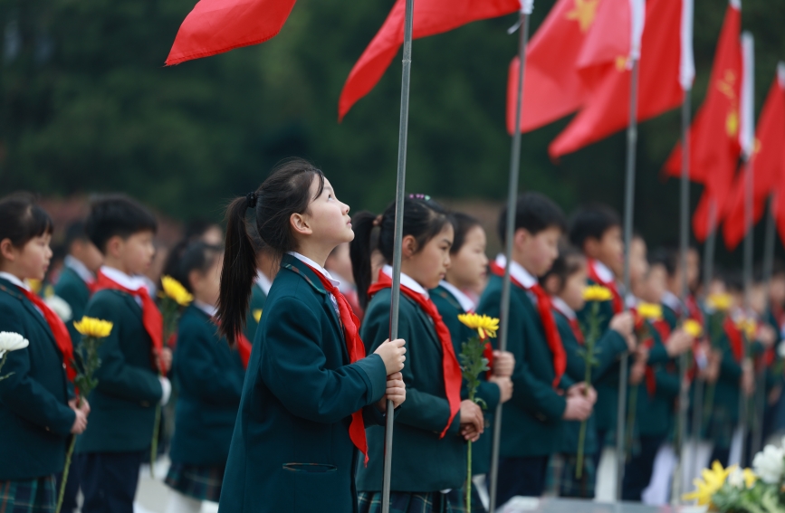 少先隊員在烈士紀念碑前致敬。張勝紅攝