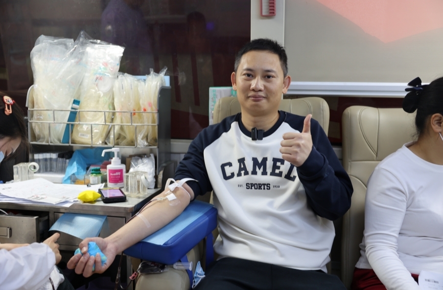 汪能一正在獻血。金泳成攝