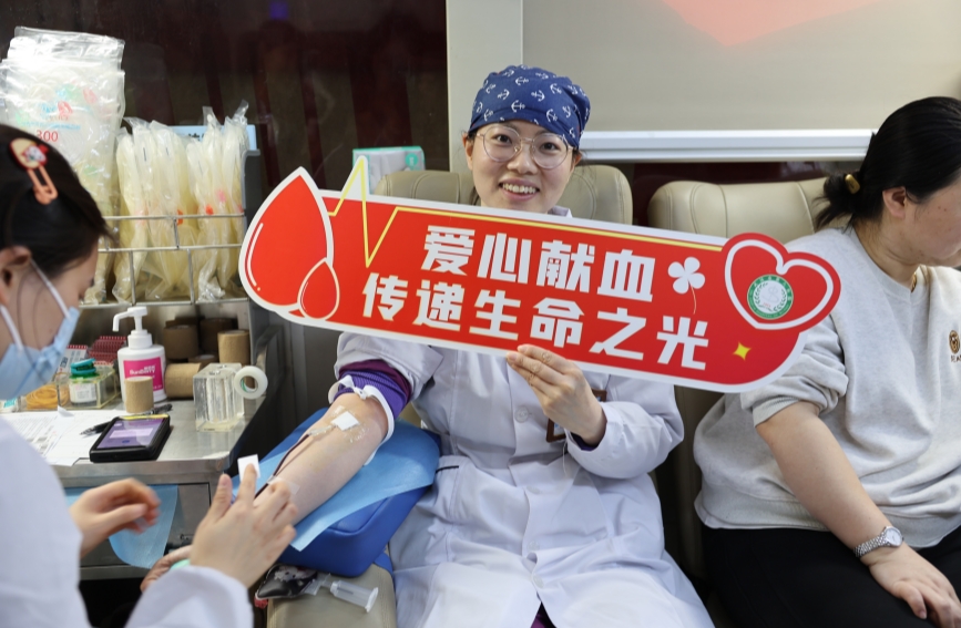 鲁寒露正在献血。金泳成摄