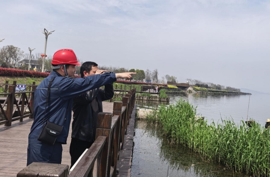 國網武穴市供電公司員工向觀鳥游客宣傳鳥類保護知識。楊思宇攝