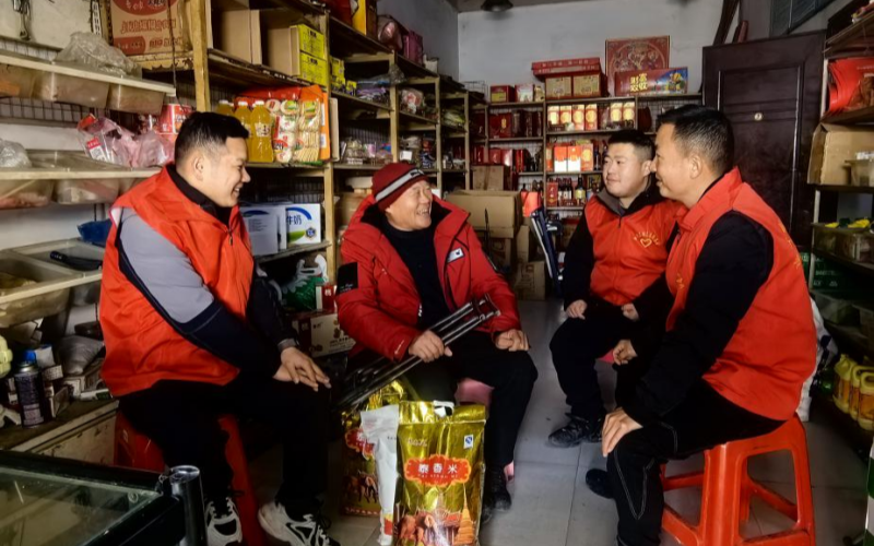 志愿者看望慰问零售户。