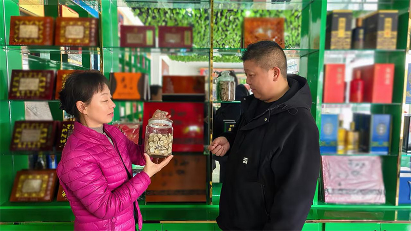 张莉与烟草客户经理筛选本地特产