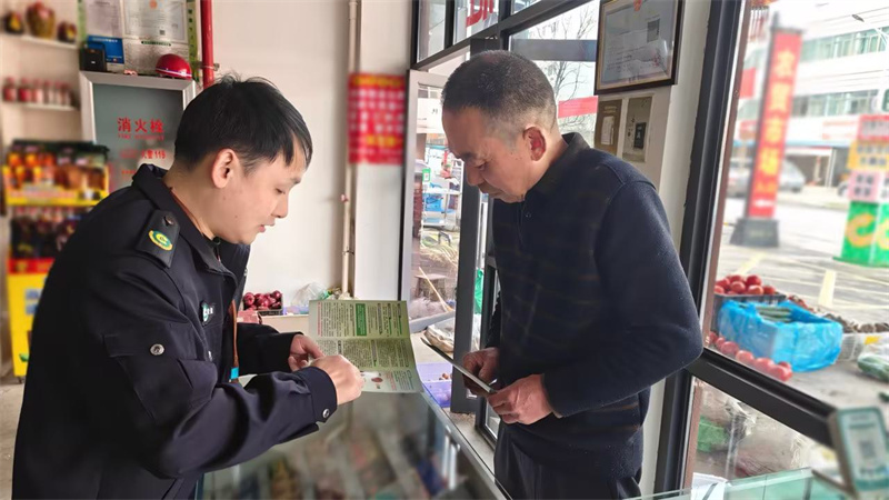 市管员上门进行普法宣传