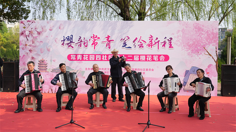 常青花园第四社区辖区居民节目展演。易晨凤摄