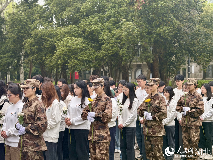 全体师生默哀，寄托对革命先辈的深切缅怀。
