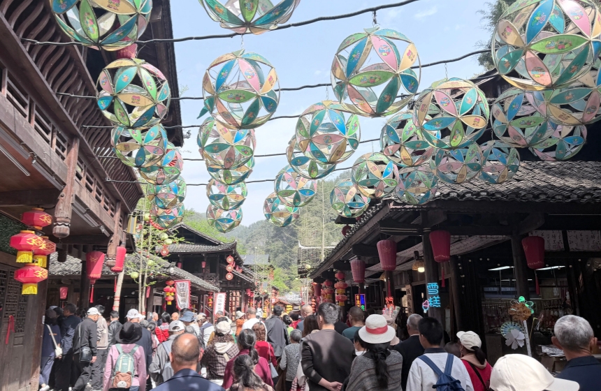清明假期首日，车溪老街人潮涌动，民俗非遗好戏连台，热闹非凡。