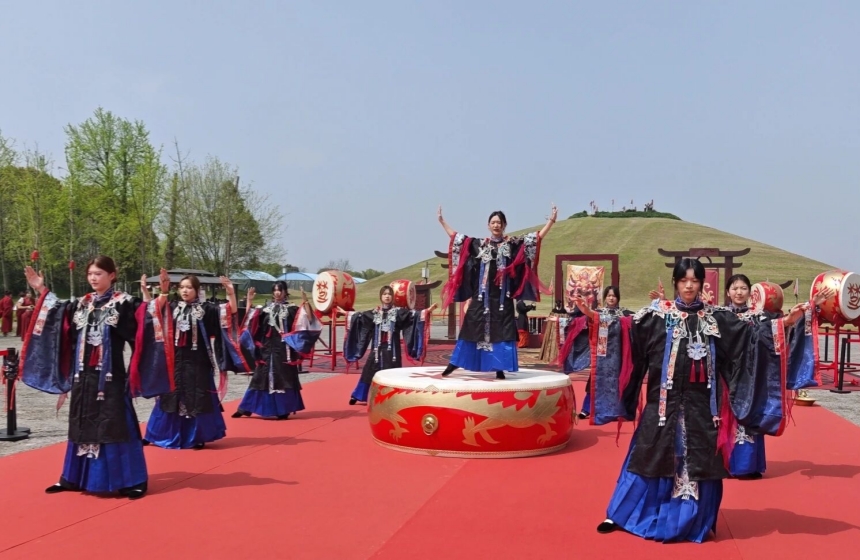 楚王车马阵景区沉浸式楚风演艺火热开演，七大特色活动解锁春日限定美好，让游客玩得尽兴、游得实惠。