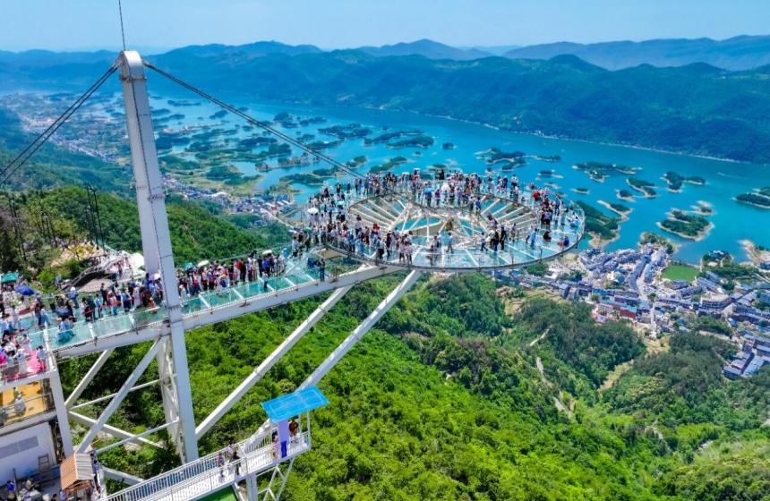 首批春假大军已抵达黄石天空之城，人山人海模式正式开启，“含娃量”直接拉满。