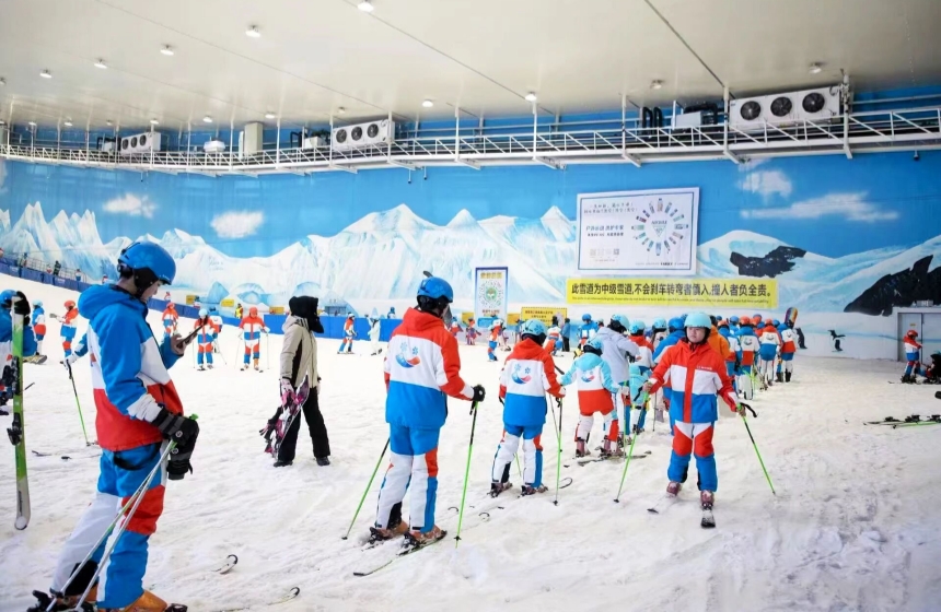 咸宁际华园滑雪馆迎来众多家庭游客，体验冰雪运动。