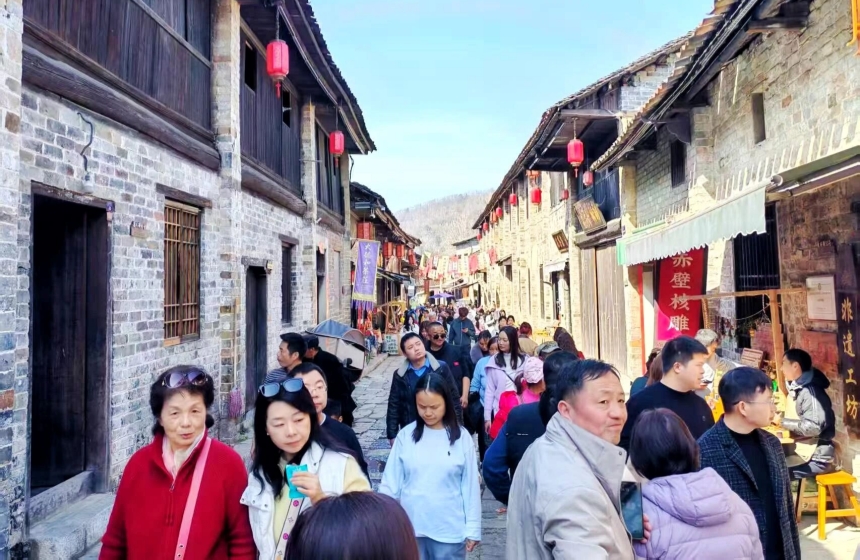 清明假期首日，赤壁羊楼洞备受周边城市游客青睐，迎来客流高峰。