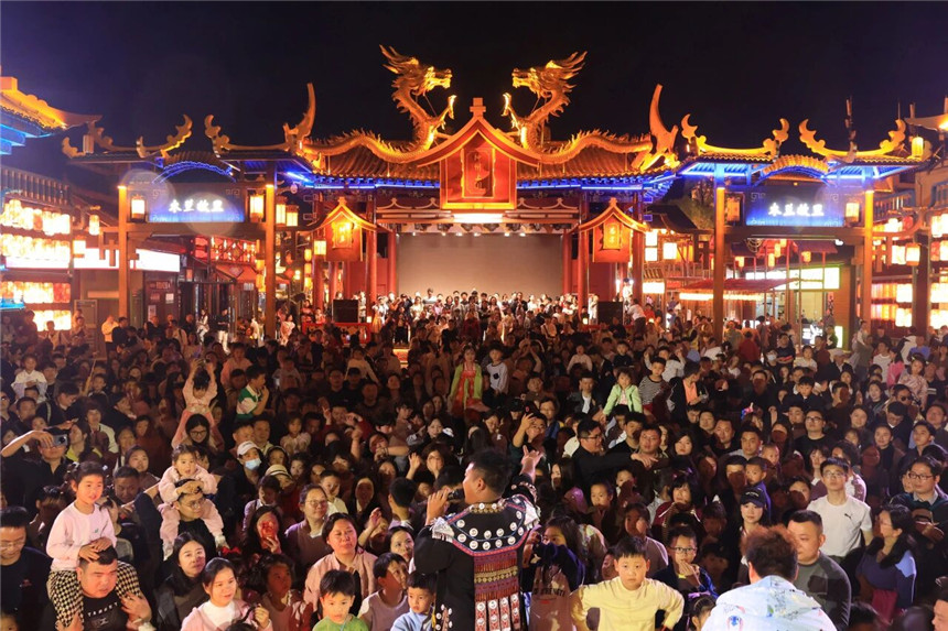 木兰花乡白天赏花、小火车巡游、动物园萌宠互动、50余项游乐项目，晚上花仙巡游、鱼灯祈福、《木兰传奇》实景演艺等轮番上演。
