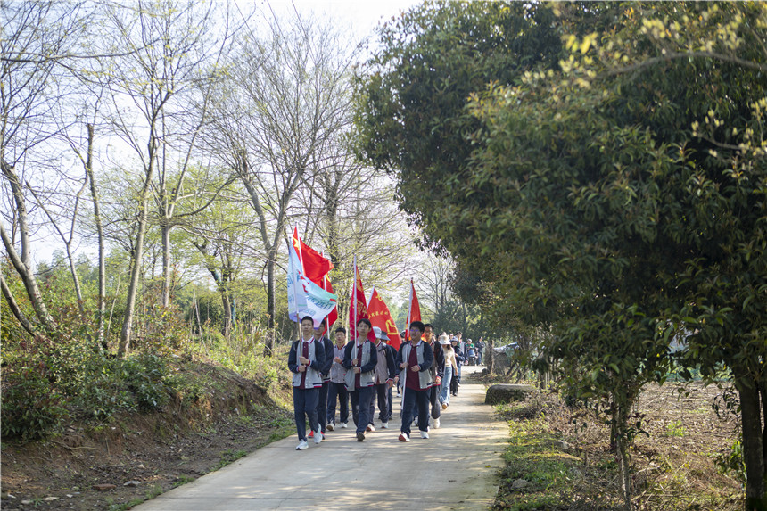 湖北咸宁千名学子徒步数十公里祭英烈、沐春风