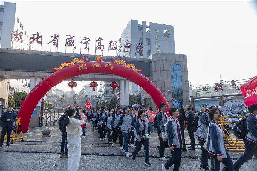 湖北咸宁千名学子徒步数十公里祭英烈、沐春风【2】