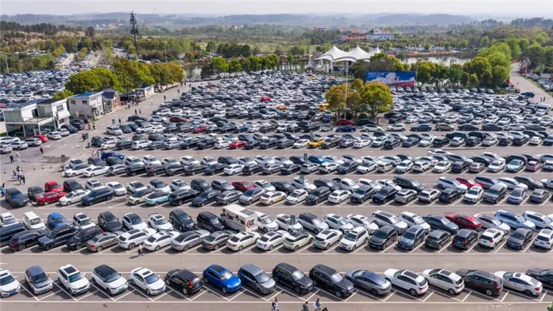 木蘭草原停車場爆滿。