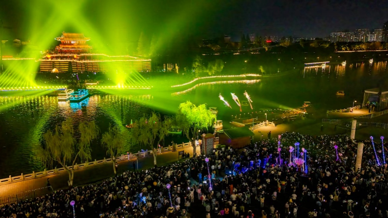 荆州十二时辰,项目上新,夜游项目精彩不断,御剑飞行、飞天撒花、水上火舞、江豚巡游、无人机秀等节目轮番上演,点燃古城夜经济。湖北省文旅厅供图