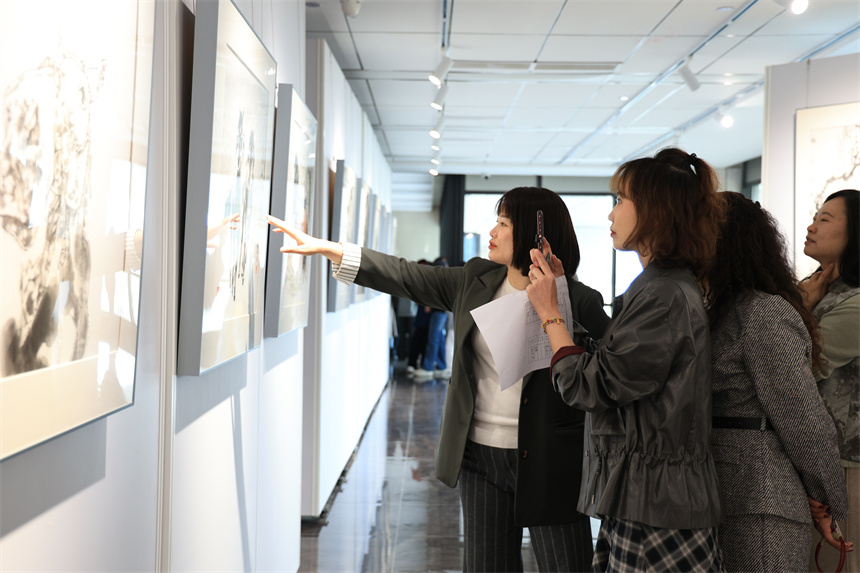 老师们在观展。芮雨欣摄