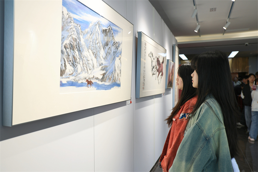 学生们观展。芮雨欣摄 