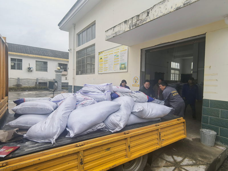 工作人员正在搬运肥料