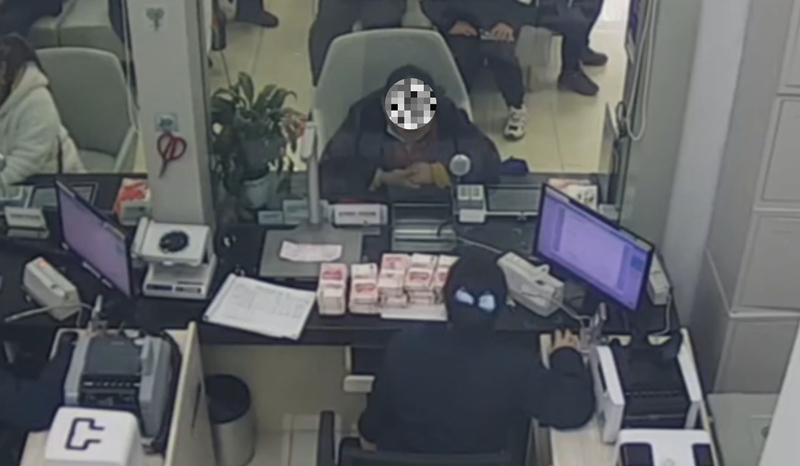 银行监控下的一幕