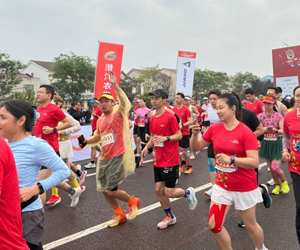 楚韵虾香醉春色 跑马燃动消费潮
