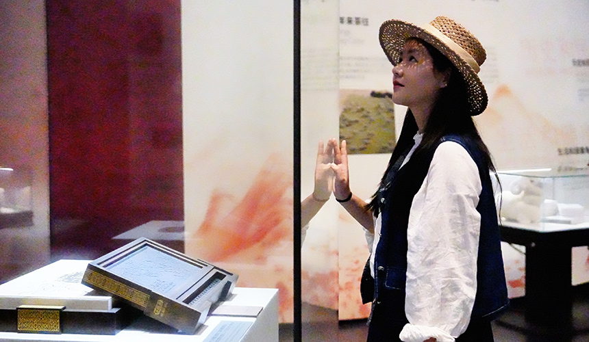 游客正在參觀中國青磚茶未來實踐展示館。李永昶攝
