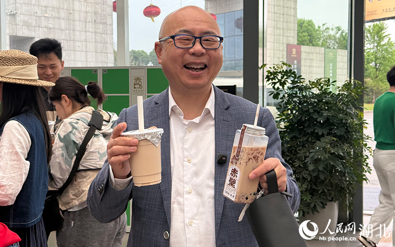 品尝新式青砖奶茶。周恬摄