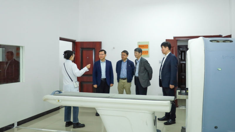 张东辉院士参观学校医学院实验实训中心等教学场地。