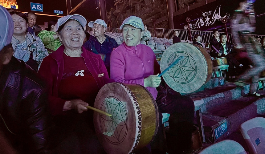 观众在台下敲击“脚盆鼓”。人民网记者 周恬摄