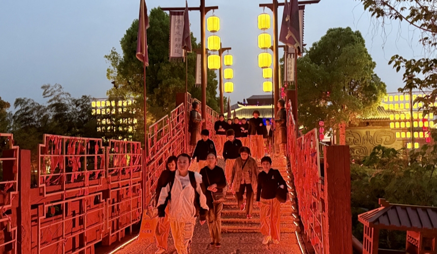 游客在逛三国赤壁古战场景区。人民网记者 周恬摄