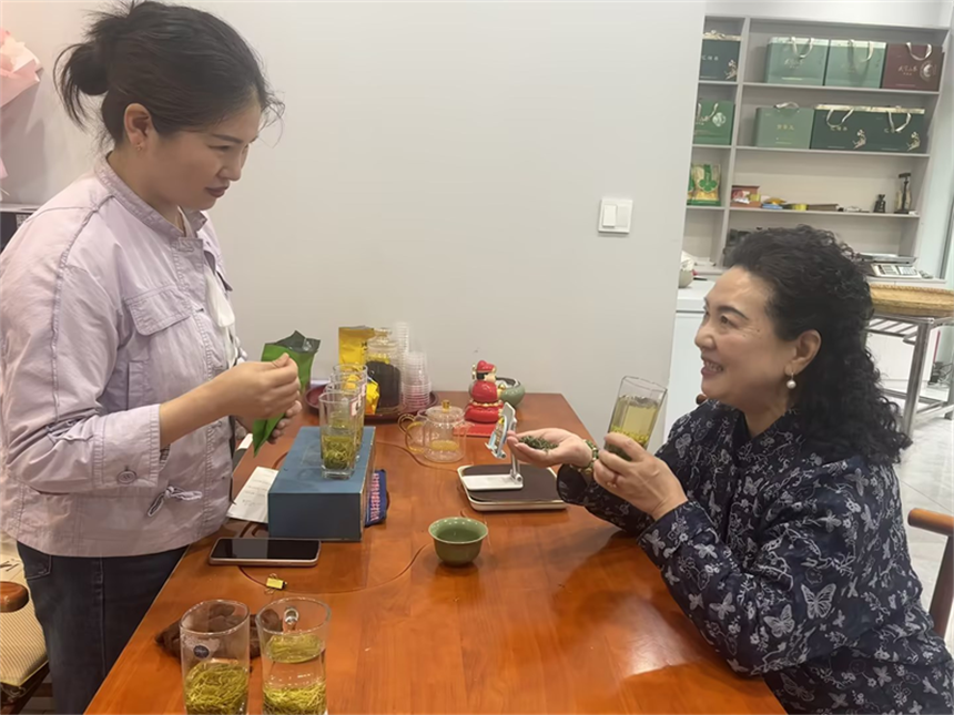 瞿秀清为客户讲解茶叶品质