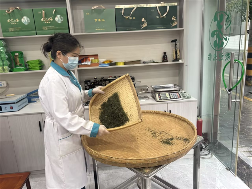 瞿秀清在筛茶叶