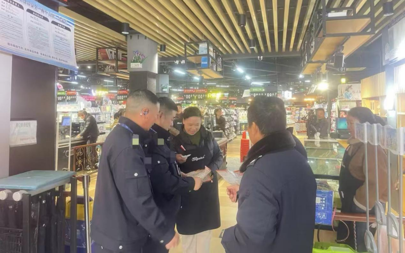 执法人员开展卷烟市场专项检查。