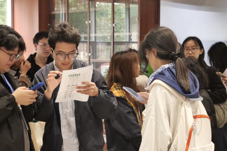 “好书盲盒”活动中，学生们积极参与互动。陆梓萌 摄