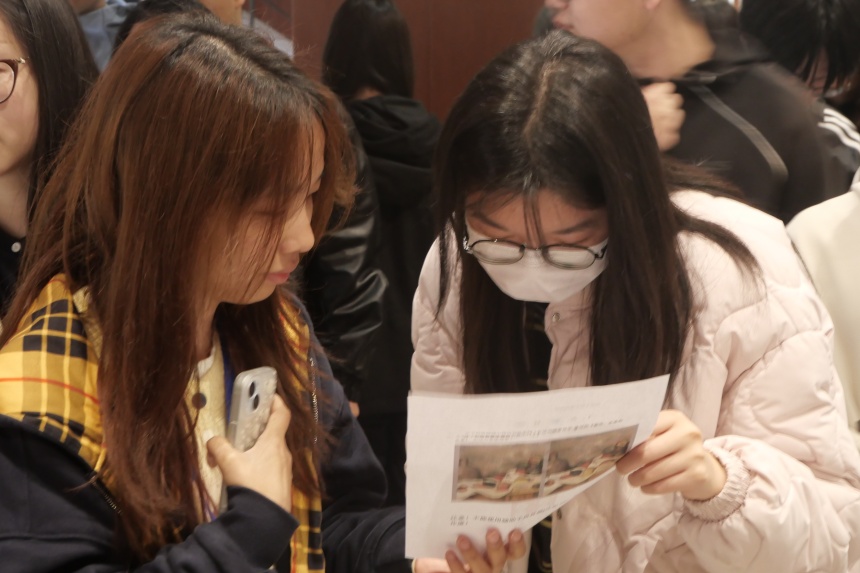 学生们参与“好书盲盒”活动。陆梓萌 摄