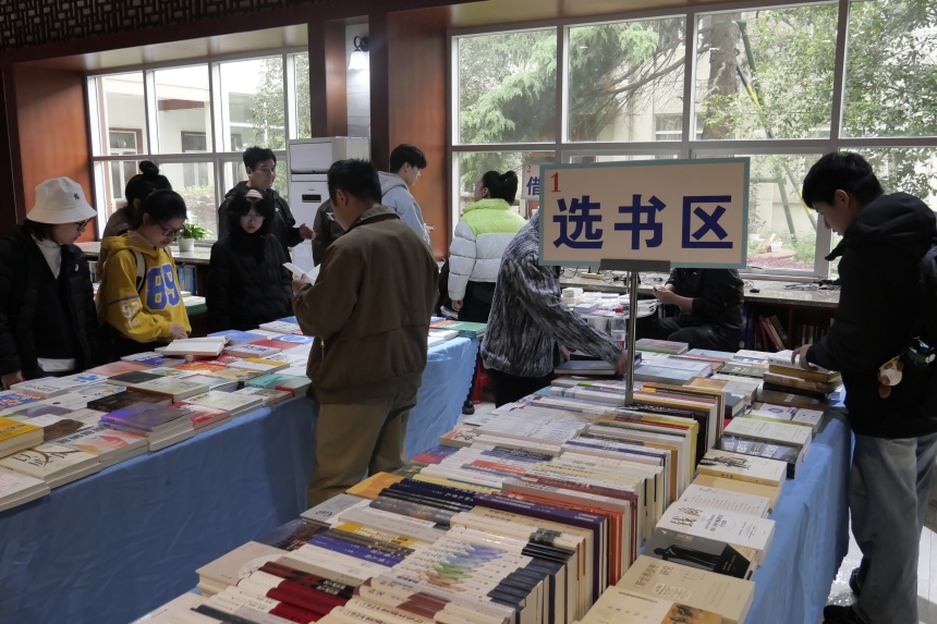 学生们参与“你选书，我买单”活动。陆梓萌 摄