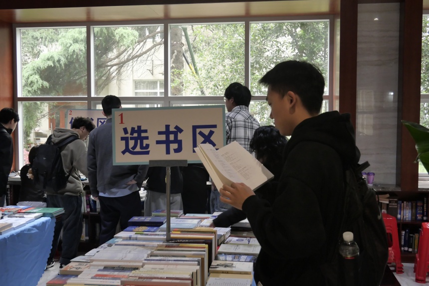学生在选书区阅读。陆梓萌 摄