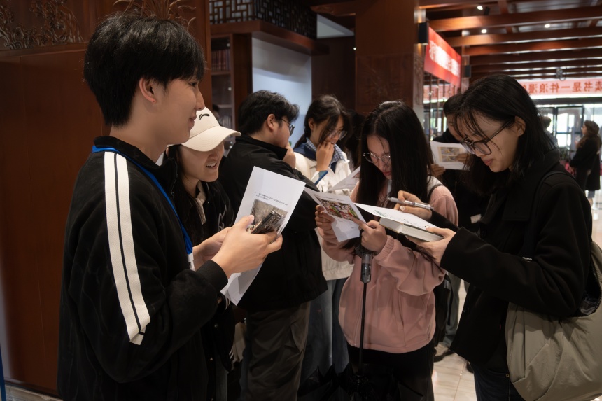 卓越长廊上，“好书盲盒”活动热火朝天地开展。吴子翰 摄