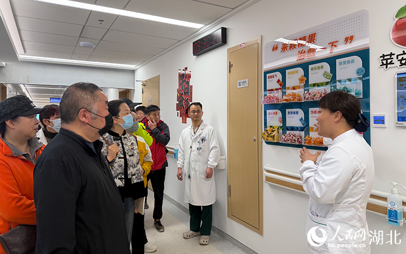 武漢市衛健系統離退休黨員干部參觀武漢市肺科醫院漢江灣院區。人民網記者 張沛攝